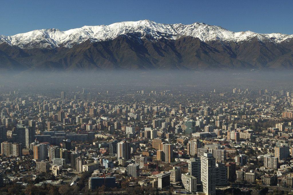 Vista da cidade de Santiago no Chile, ao fundo a Cordilheira dos Andes. Foto: Getty Images.