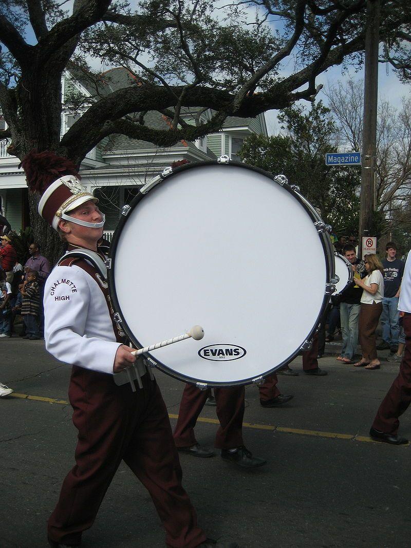 Um tambor produz som por meio de uma membrana vibrante. Imagem: Wikimedia Commons.