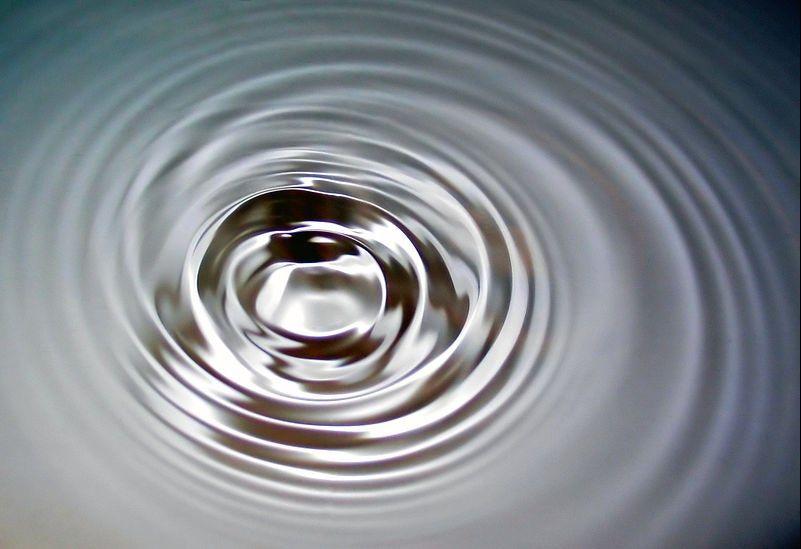 Ondas se propagando na superfície de um meio líquido. Imagem: Wikimedia Commons.