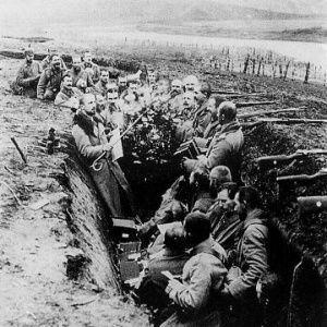 Trincheira cavada durante a Primeira Guerra Mundial. Imagem: Wikimedia Commons.