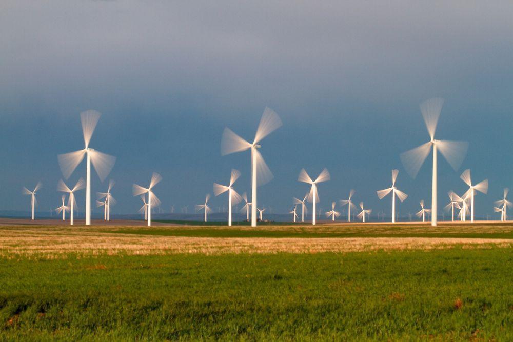 Energia eólica. Força do vento. Energia sustentável e renovável. As  turbinas eólicas geram eletricidade. Fazenda de moinho de vento [download]  - Designi