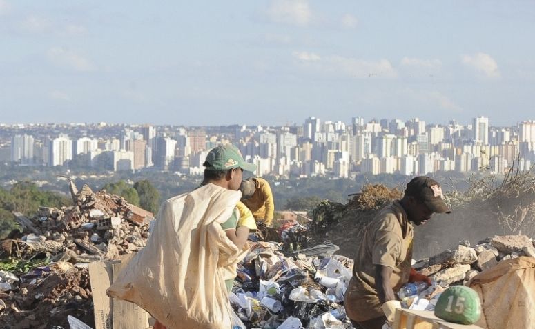 Trabalhadores no lixão em Brasília.