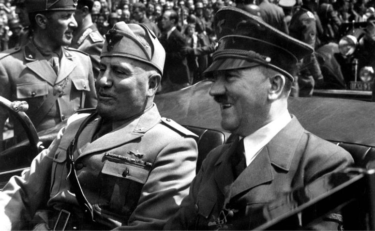 Fotografia de Hitler e Mussolini na Alemanha, líderes do nazifascismo