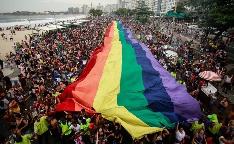 Para do orgulho LGBT+ no Rio de Janeiro, uma representação do movimento LGBT+