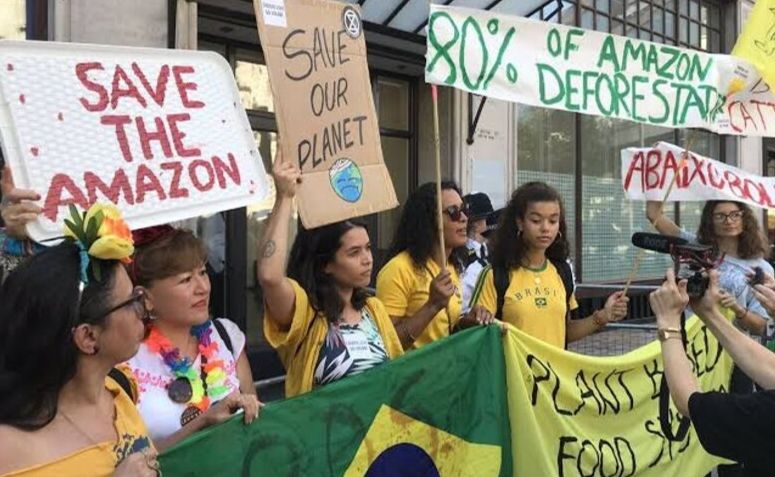 Imagem do protesto em frente Embaixada brasileira em Londres. Amazônia Real.