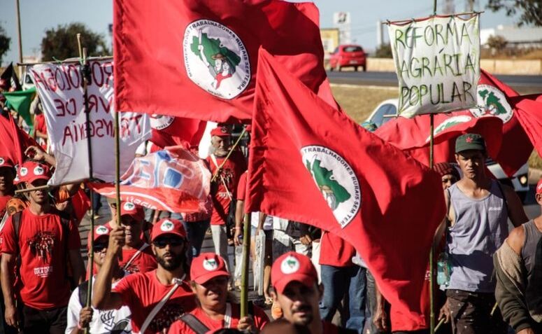 Movimento dos Trabalhadores Rurais Sem Terra (MST). por Juliana Adriano.