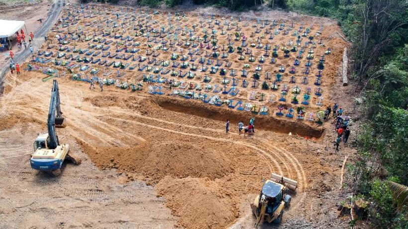 Cova coletiva aberta em cemitério de Manaus